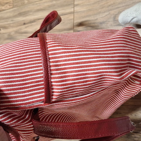 Red and white strip lunch box - Picture 3 of 4